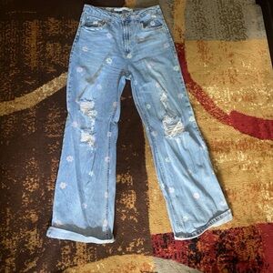 Baggy ripped jeans with flower print